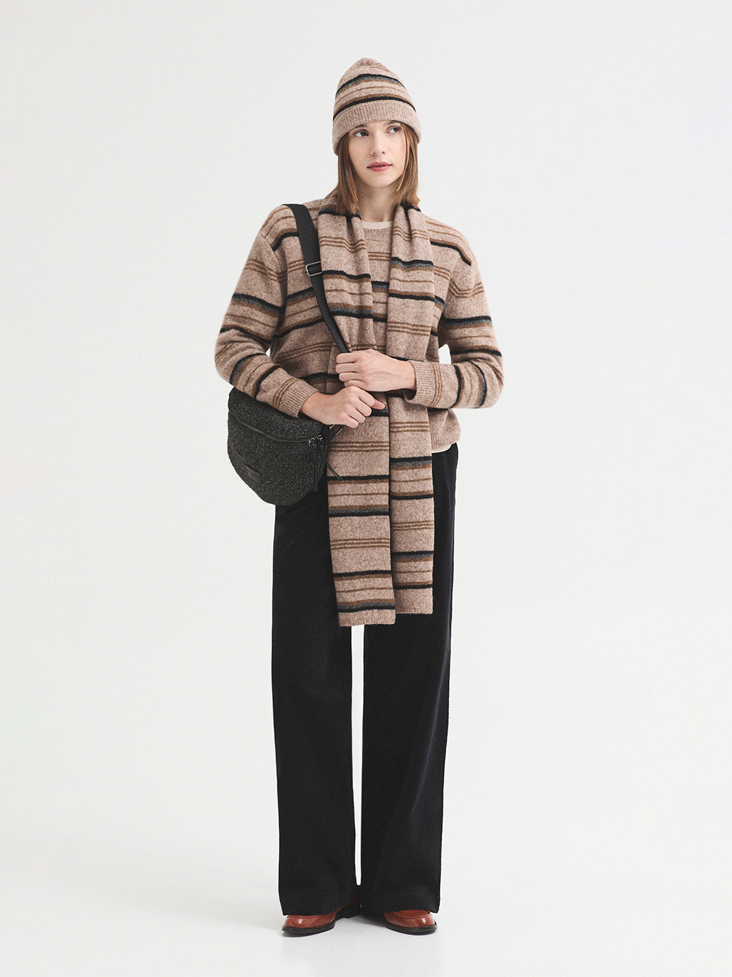 waist_bag_boucle_grey_3.jpg