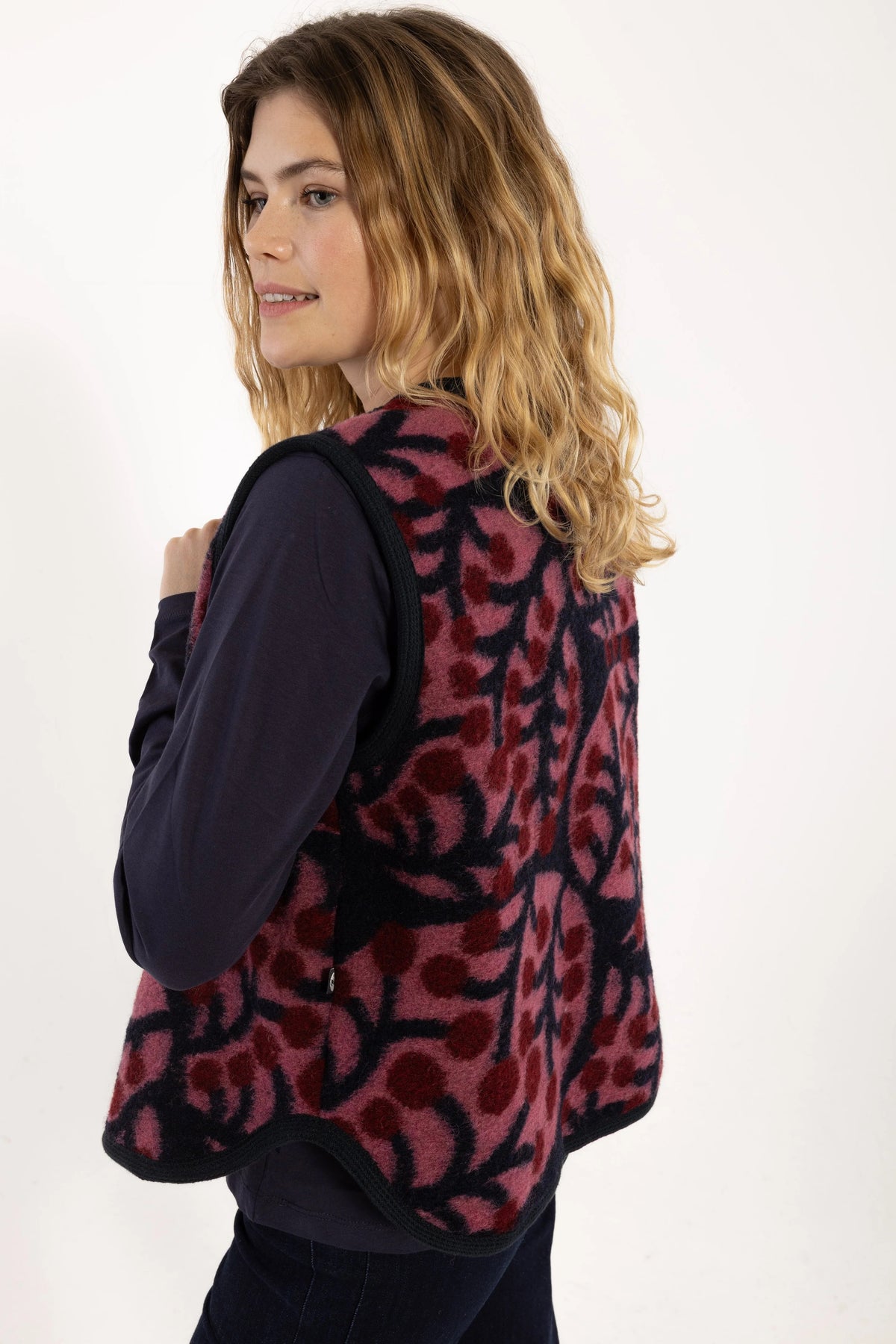 cobra_wool_vest_cherry_6.jpeg