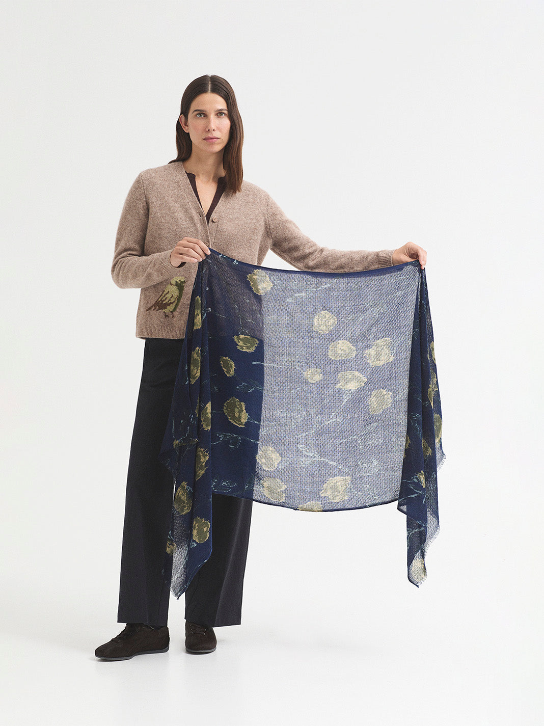 blurred_flowers_foulard_navy_3.jpg