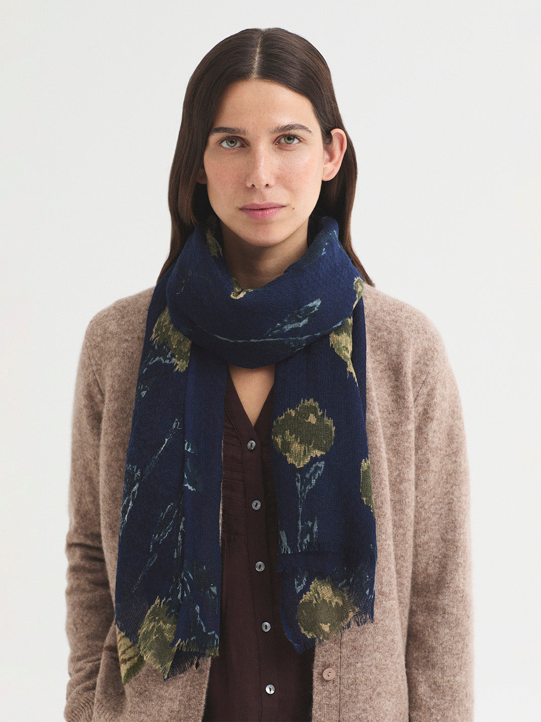blurred_flowers_foulard_navy_1.jpg