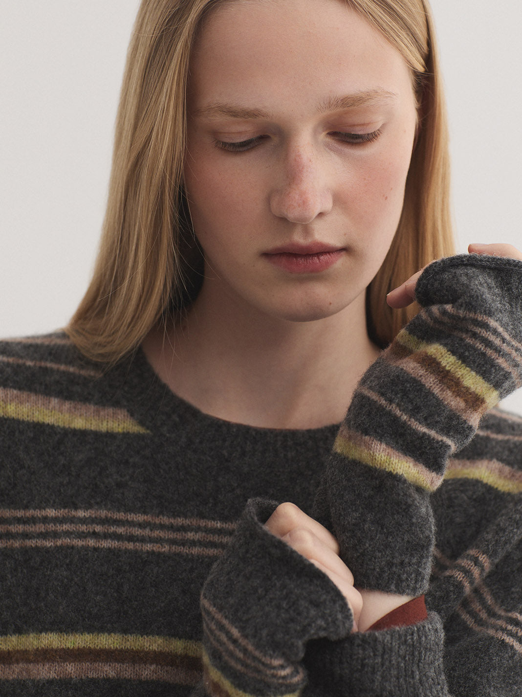 tricolor_mittens_grey_2.jpg