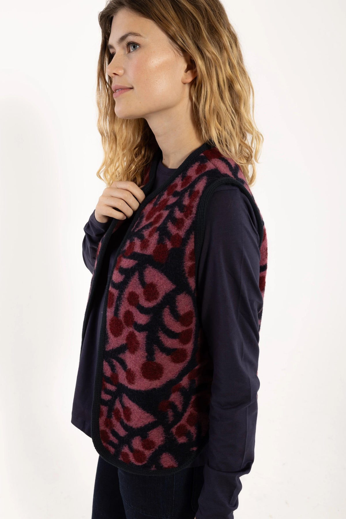 cobra_wool_vest_cherry_5.jpeg