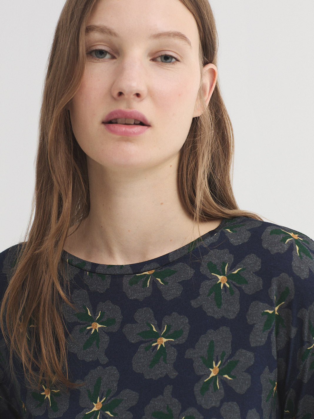bold_flowers_tshirt_navy_2.jpg